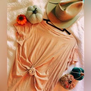 5/$25 🎀 white and mustard yellow striped tee shirt